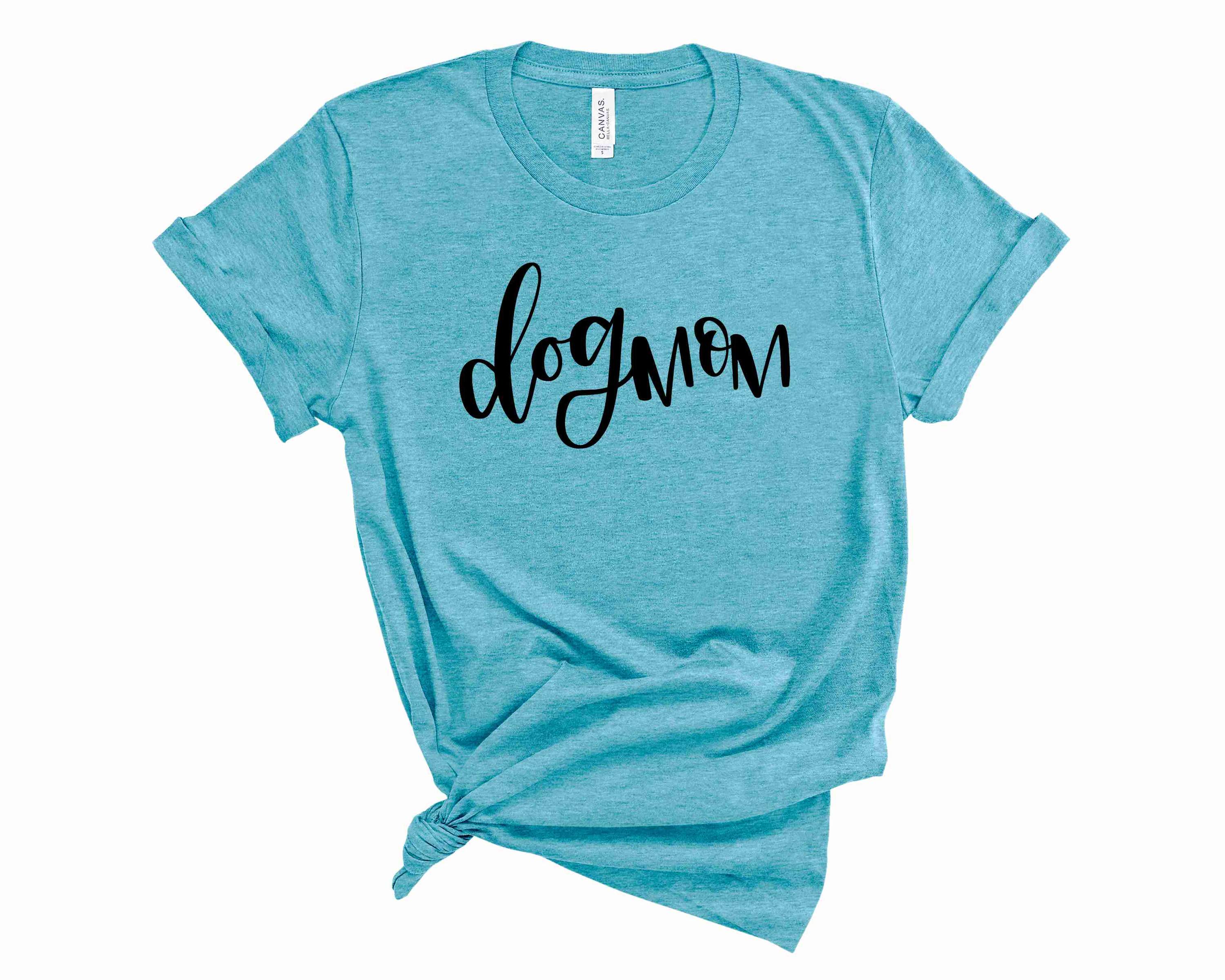 A stylish unisex Dog Mom graphic tee featuring a trendy design, perfect for dog lovers.