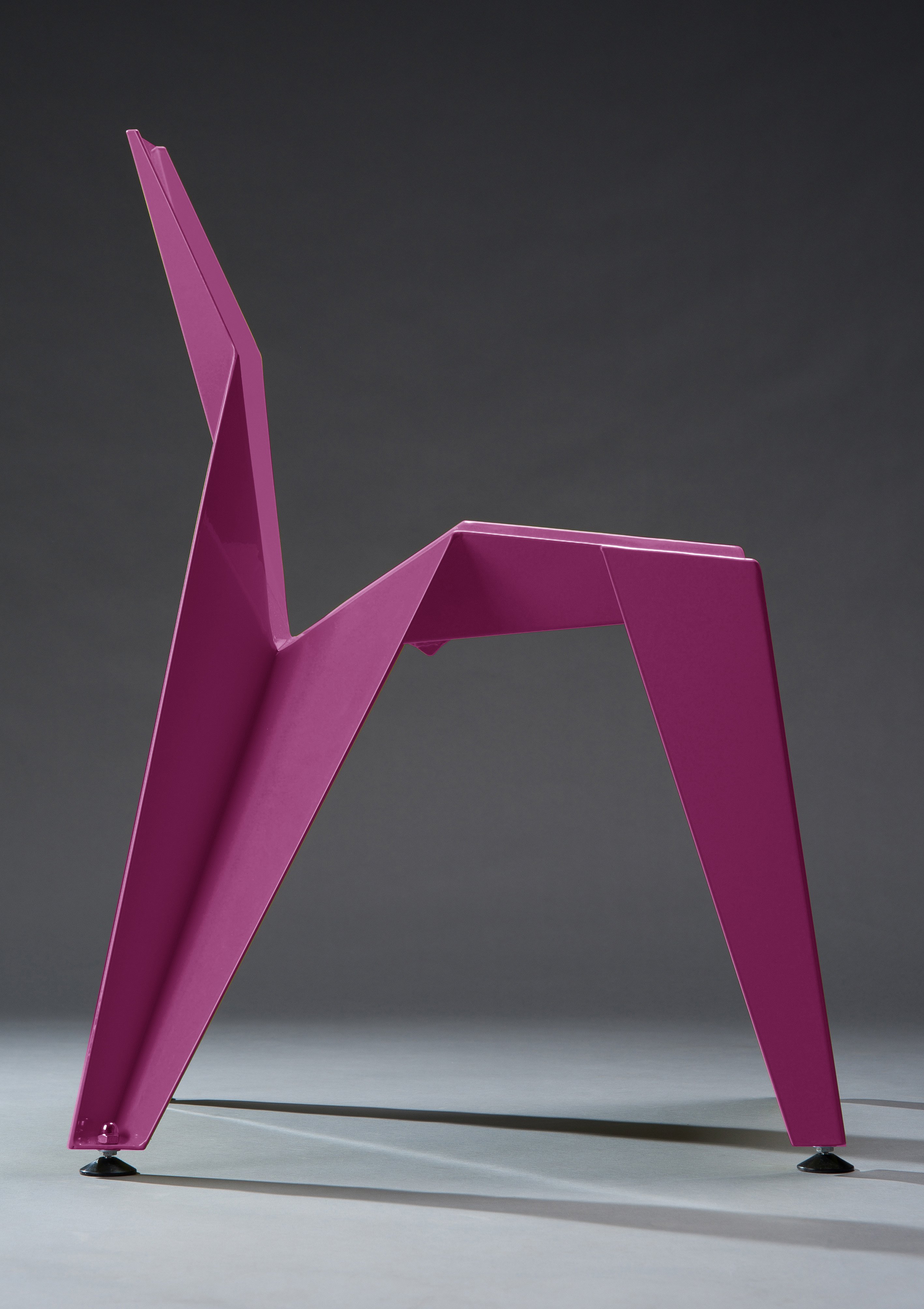 EDGE Chair in Magenta, a modern aluminum chair suitable for indoor and outdoor use, showcasing its sleek design and vibrant color.