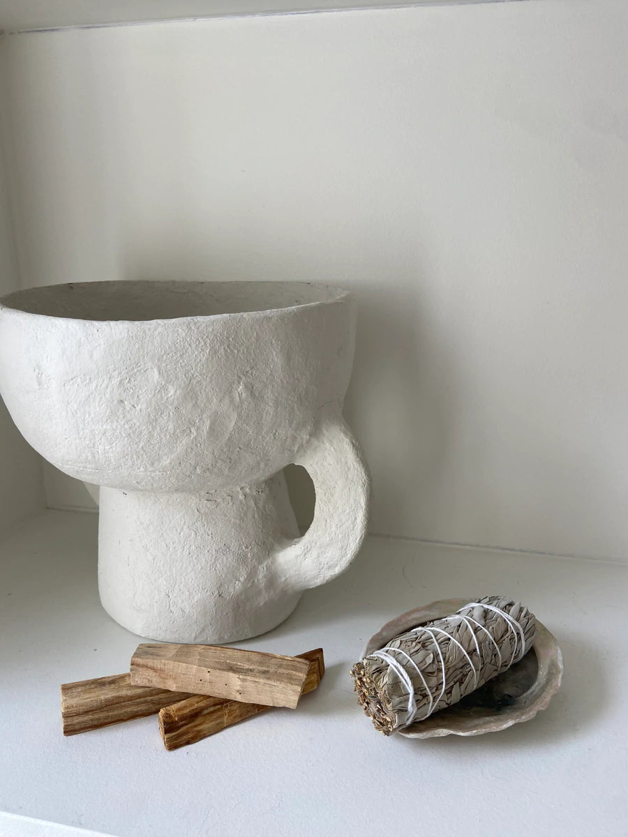 KIT SAUGE + PALO SANTO featuring a sage stick and three palo santo sticks with an explanatory card, designed for purification and meditation.