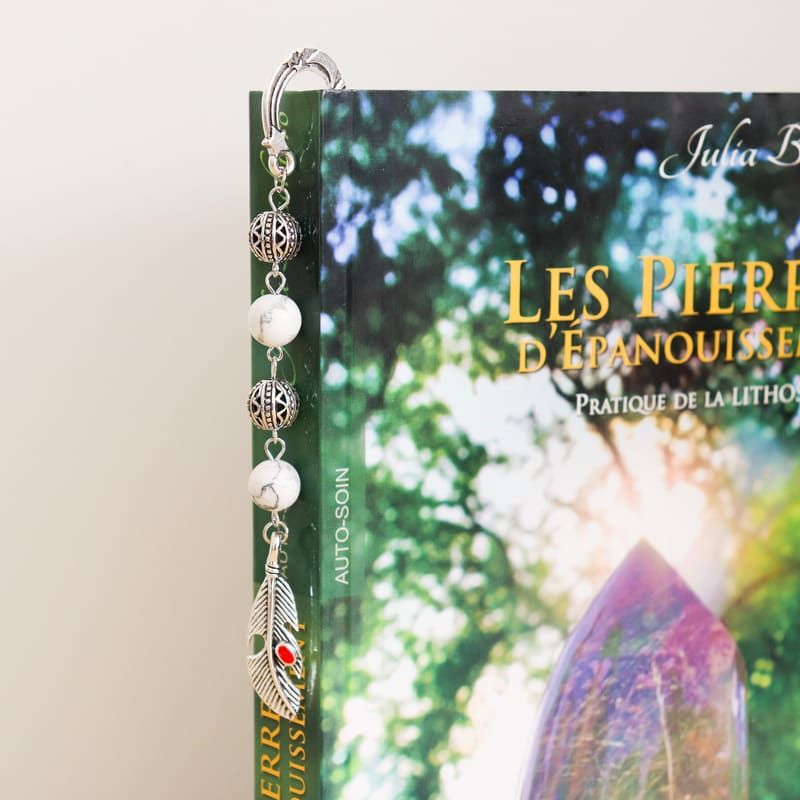 Marque-page rigide en pierre fine Howlite avec breloques décoratives, élégant et unique, parfait pour les amateurs de lecture.