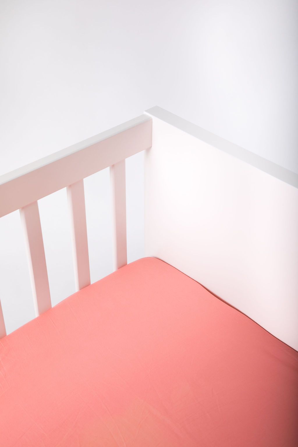 MIAMI FITTED CRIB SHEET made from ultra-soft cotton voile, featuring concealed elastic for a snug fit, designed for standard crib mattresses.