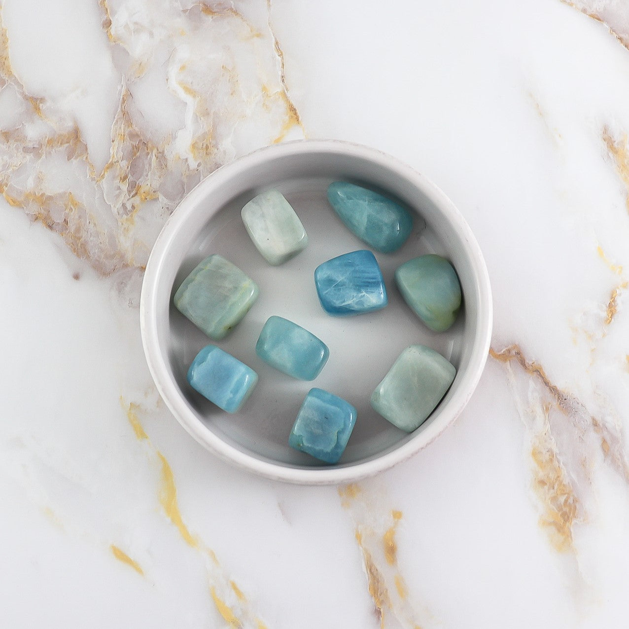 Pierre roulée en Aigue-Marine naturelle, polie et lisse, de couleur bleu clair, idéale pour la méditation et la lithothérapie.