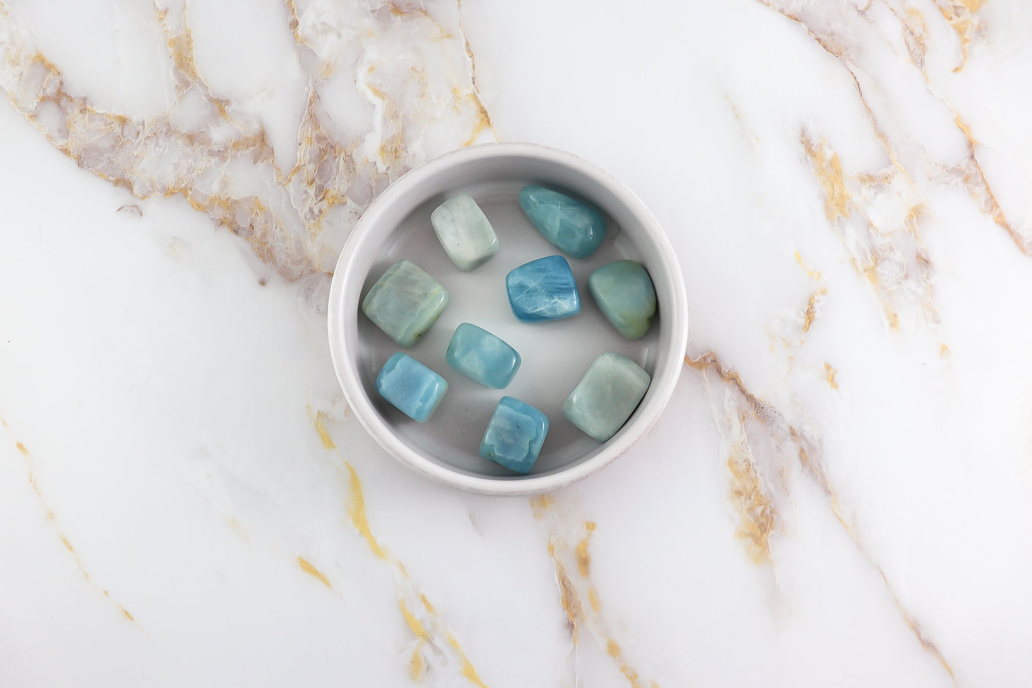 Pierre roulée en Aigue-Marine naturelle, polie et lisse, de couleur bleu clair, idéale pour la méditation et la lithothérapie.