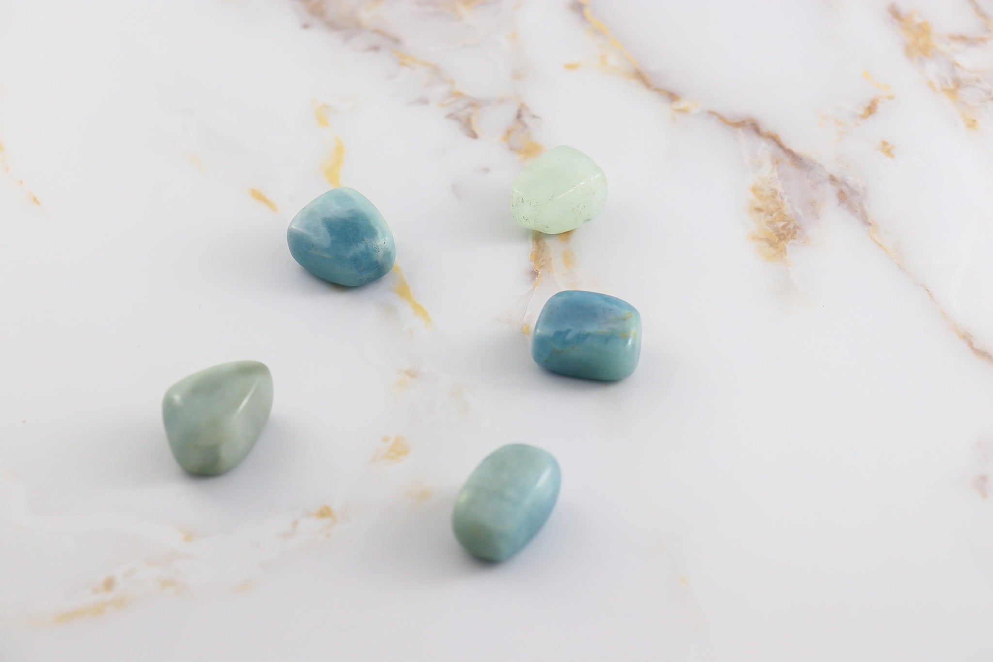 Pierre roulée en Aigue-Marine naturelle, polie et lisse, de couleur bleu clair, idéale pour la méditation et la lithothérapie.