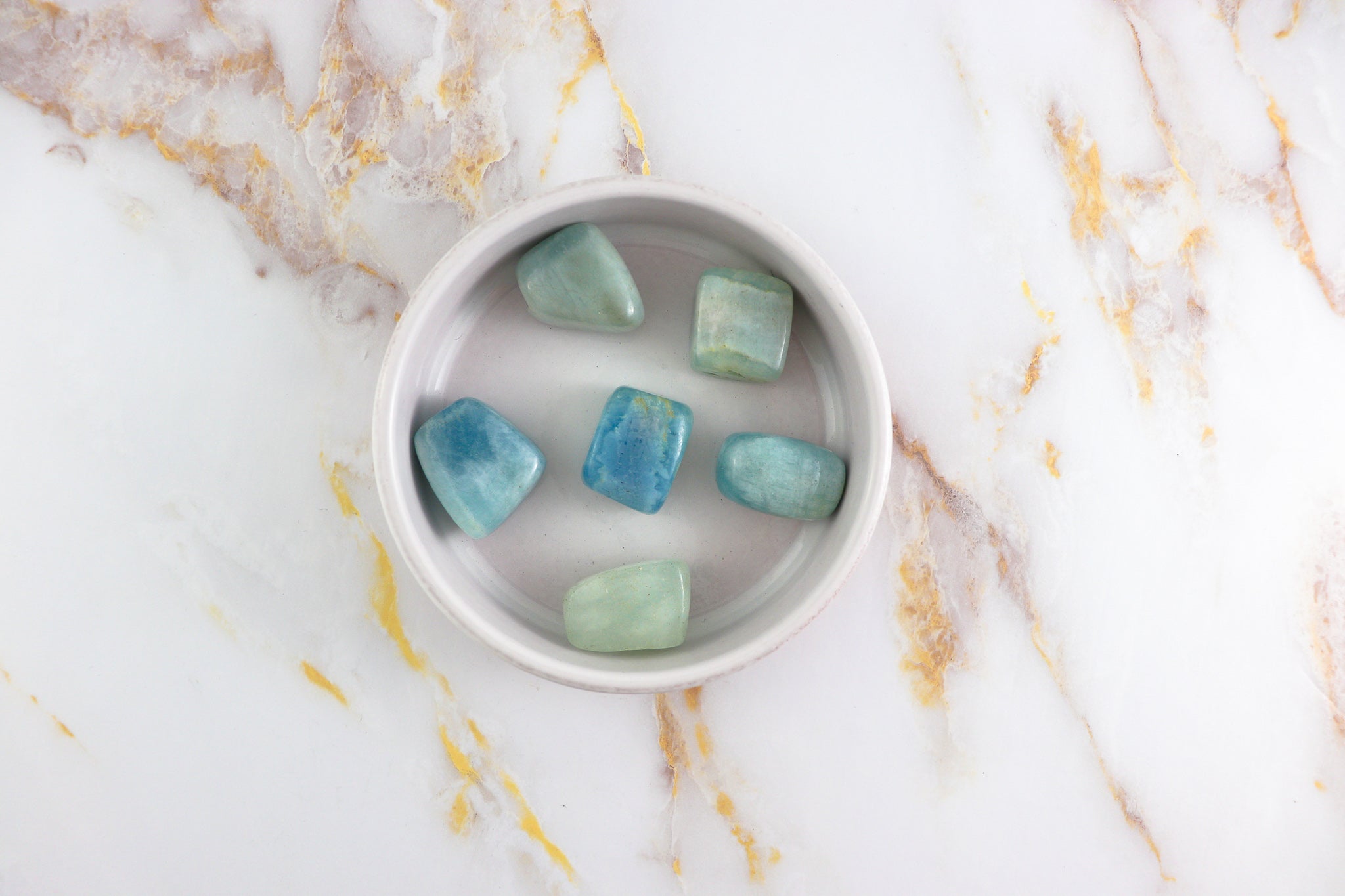 Pierre roulée en Aigue-Marine naturelle, polie et lisse, de couleur bleu clair, idéale pour la méditation et la lithothérapie.