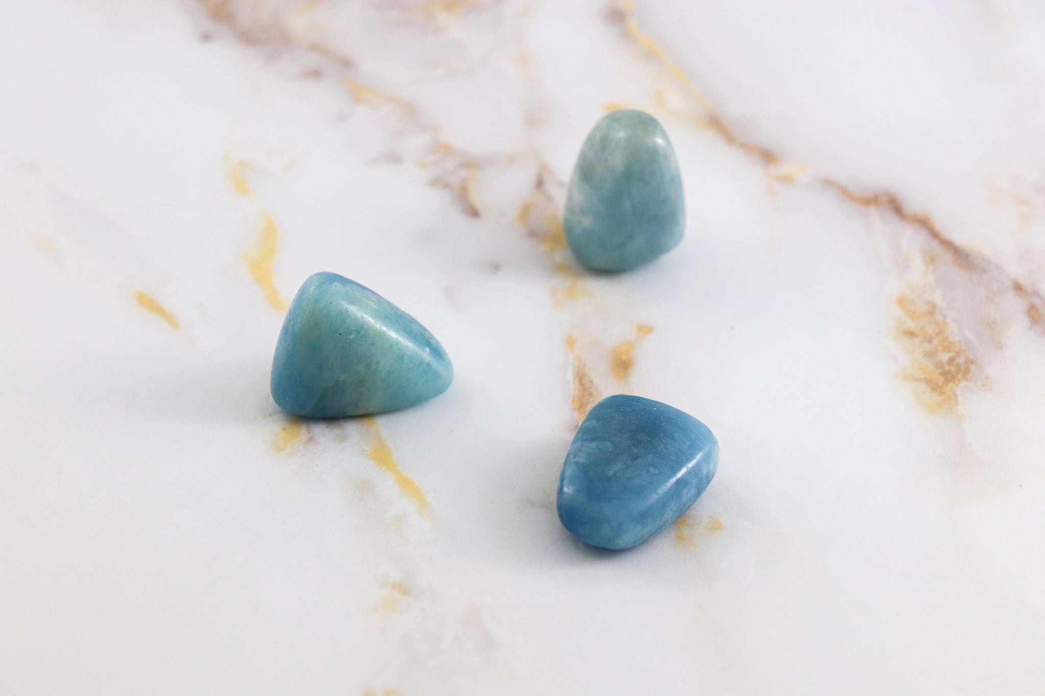 Pierre roulée en Aigue-Marine naturelle, polie et lisse, de couleur bleu clair, idéale pour la méditation et la lithothérapie.