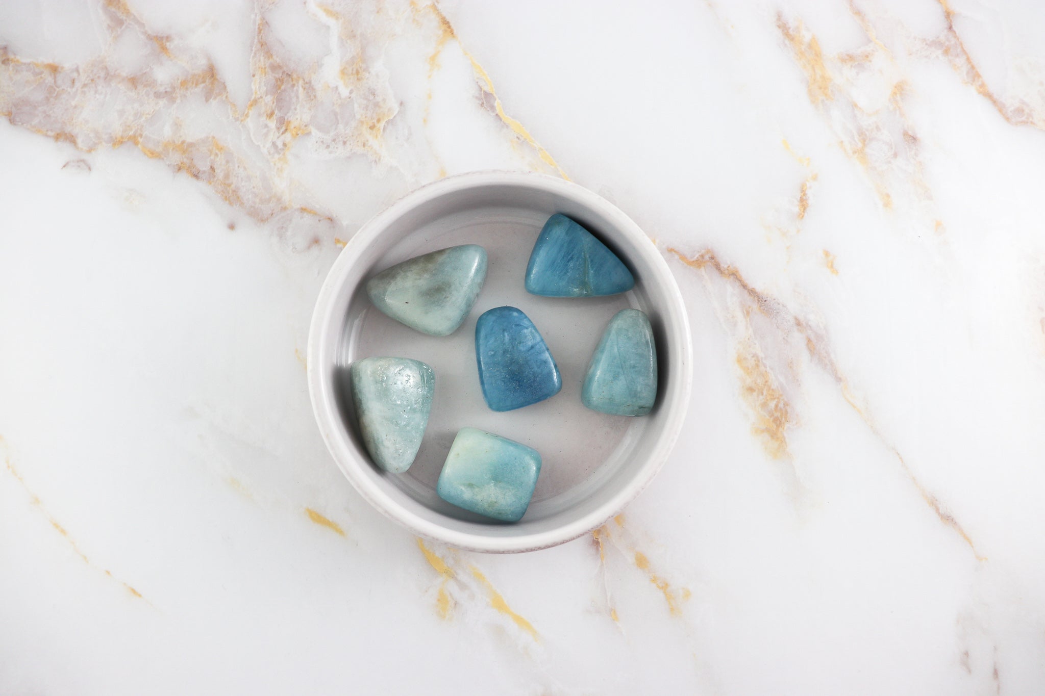 Pierre roulée en Aigue-Marine naturelle, polie et lisse, de couleur bleu clair, idéale pour la méditation et la lithothérapie.