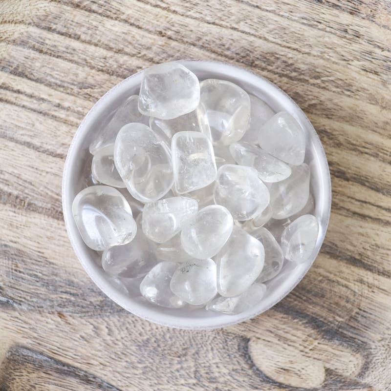 Pierre roulée en Cristal de Roche naturel, polie et transparente, provenant du Brésil, idéale pour la lithothérapie.