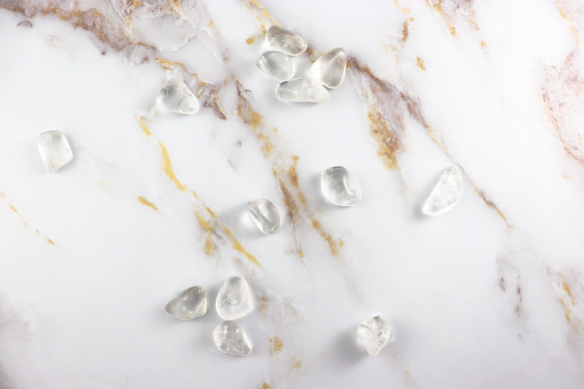 Pierre roulée en Cristal de Roche naturel, polie et transparente, provenant du Brésil, idéale pour la lithothérapie.