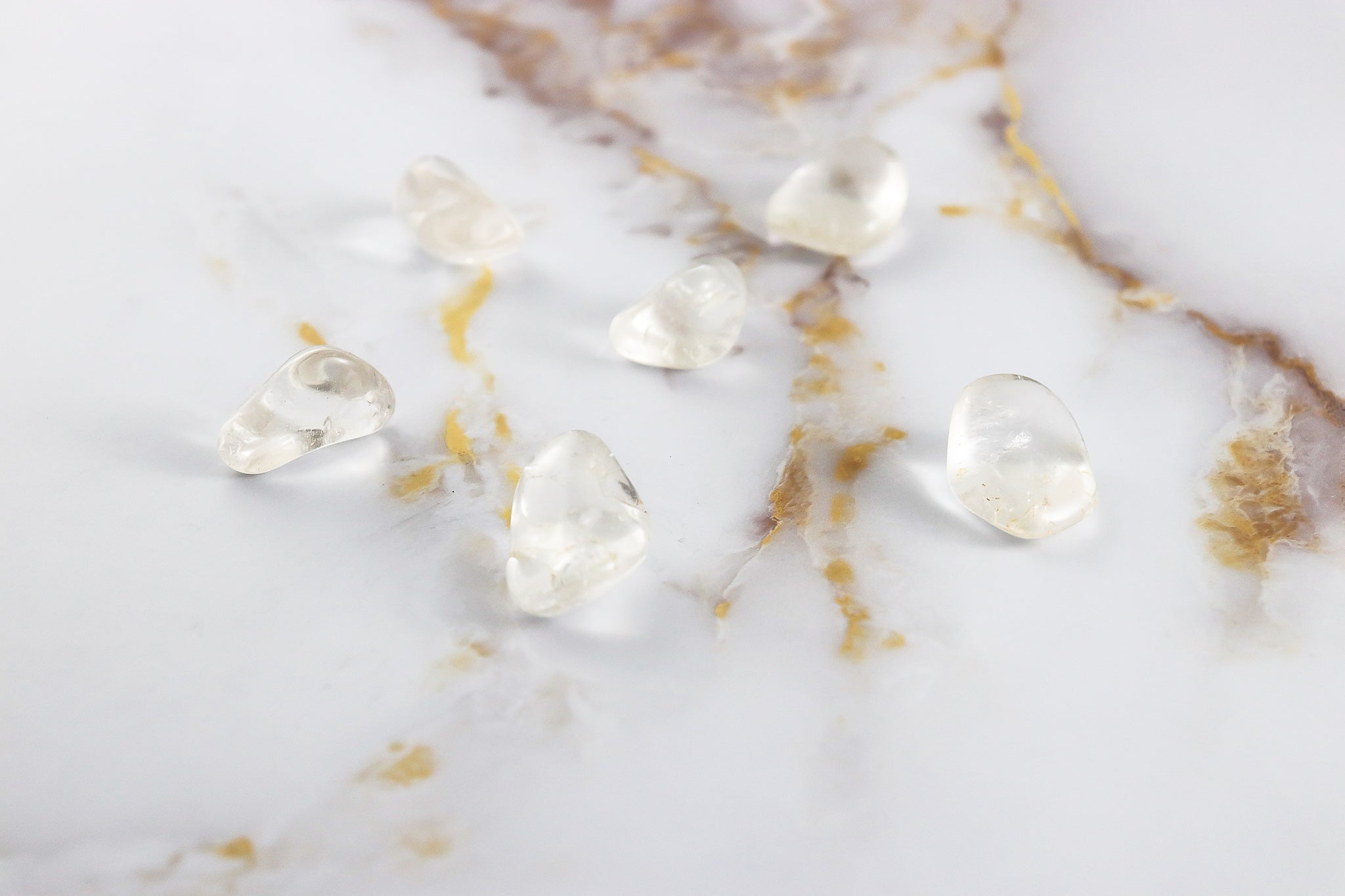 Pierre roulée en Cristal de Roche naturel, polie et transparente, provenant du Brésil, idéale pour la lithothérapie.