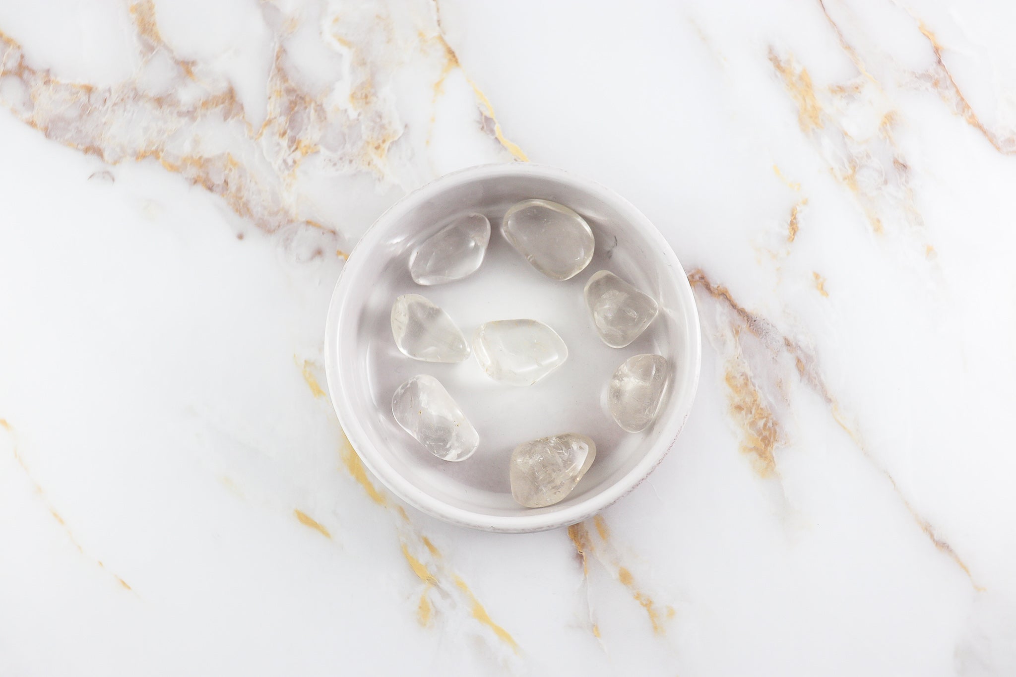 Pierre roulée en Cristal de Roche naturel, polie et transparente, provenant du Brésil, idéale pour la lithothérapie.