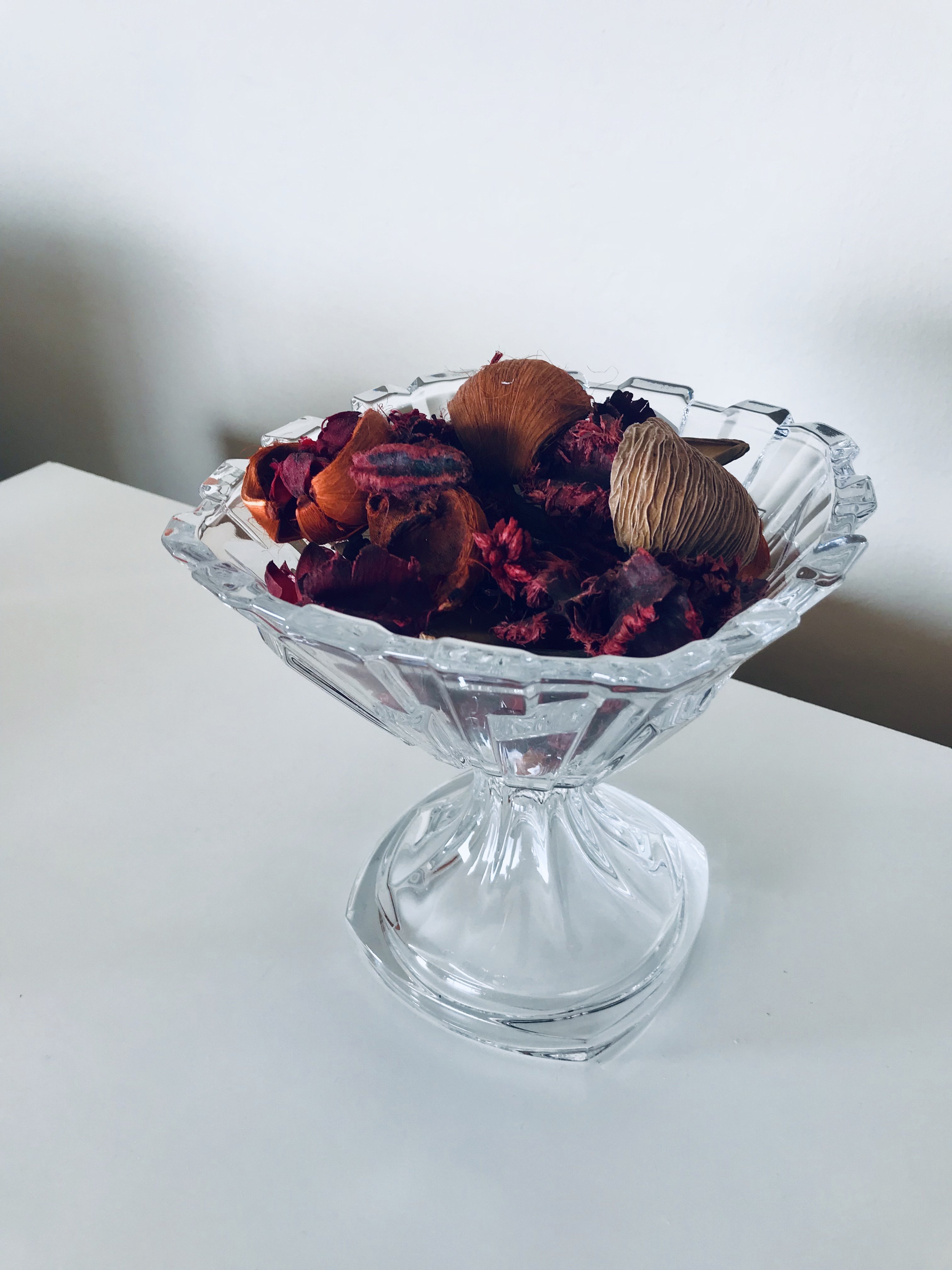 A beautifully crafted SAMBA White Footed Box made of lead-free Czech crystal, showcasing its elegant design and flawless finish.