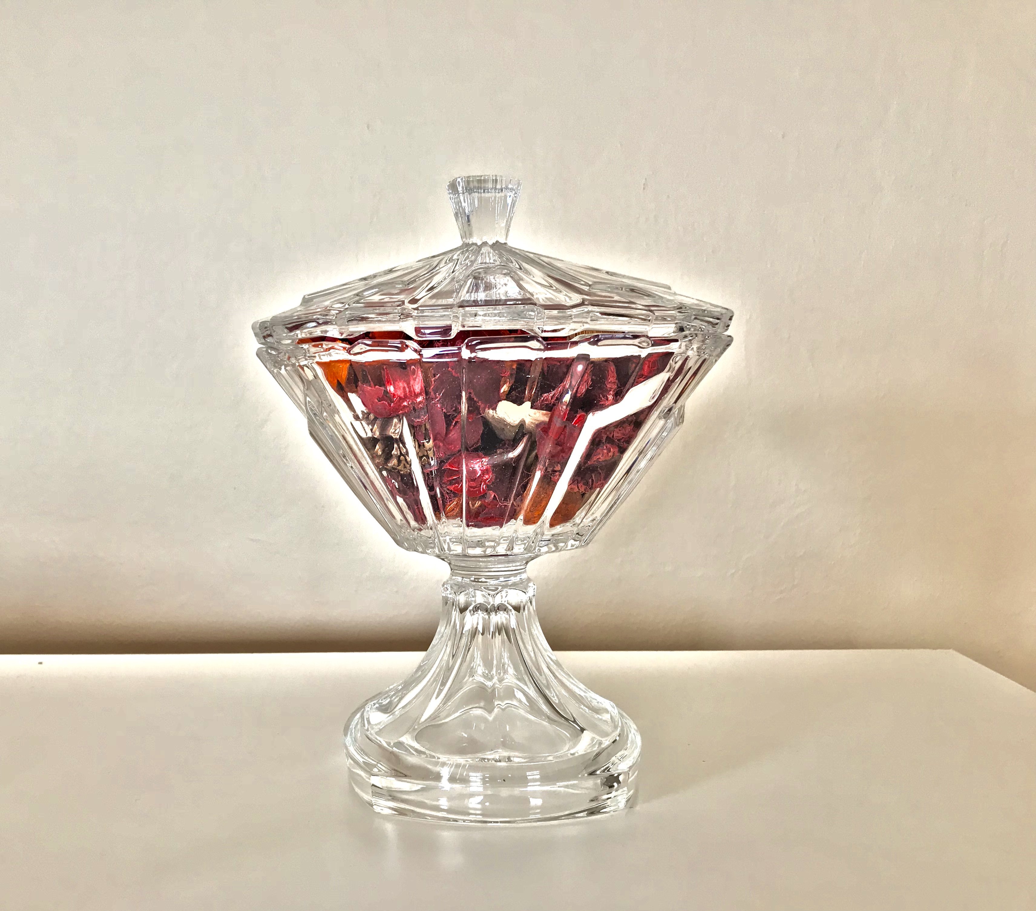 A beautifully crafted SAMBA White Footed Box made of lead-free Czech crystal, showcasing its elegant design and flawless finish.