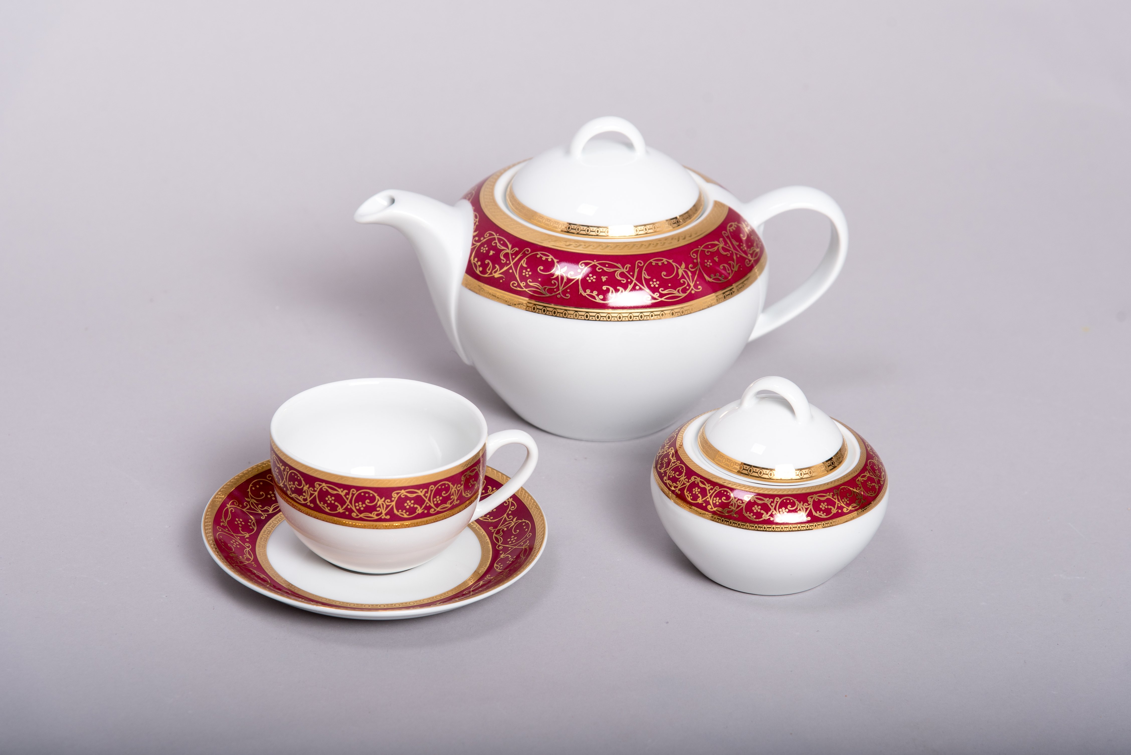 Elegant Saphyr Tea Set featuring a teapot, six cups, saucers, sugar bowl, and milk pot, perfect for tea lovers.