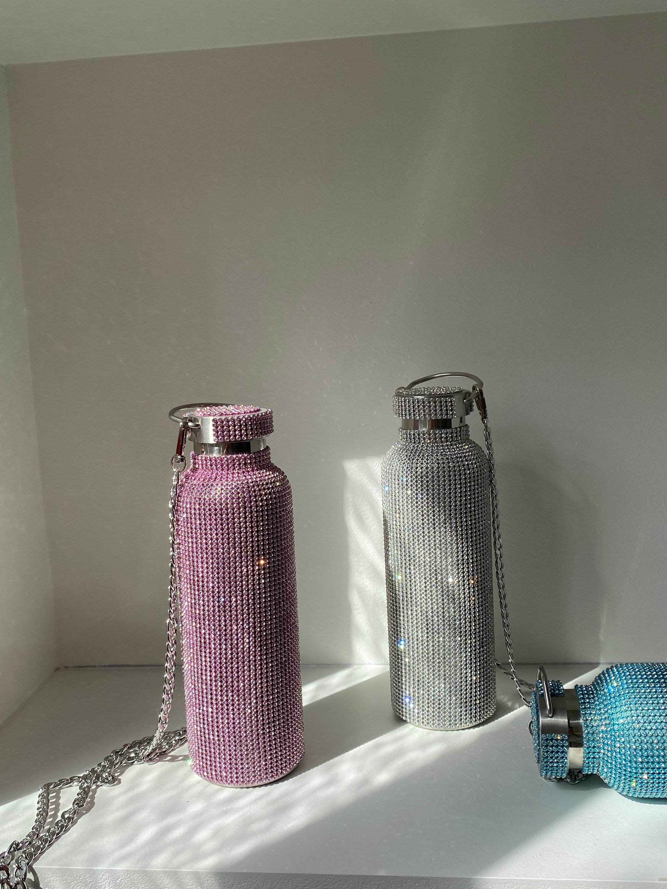 Gourde isotherme Sisters Astro XL ornée de strass, avec chaîne bandoulière et citation inspirante gravée.