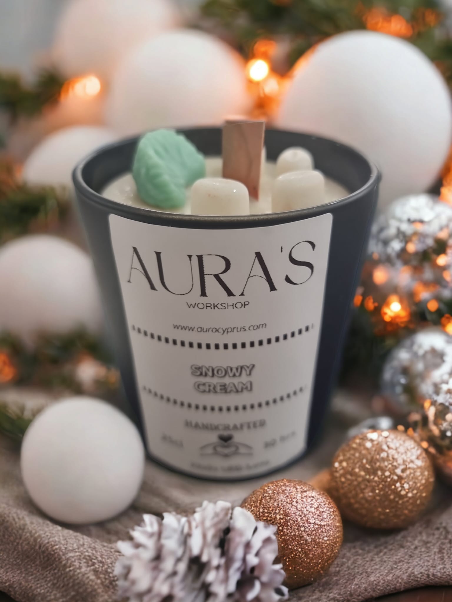 Snowy Cream Scent Candle in a black matte jar, showcasing its elegant design and inviting aroma.