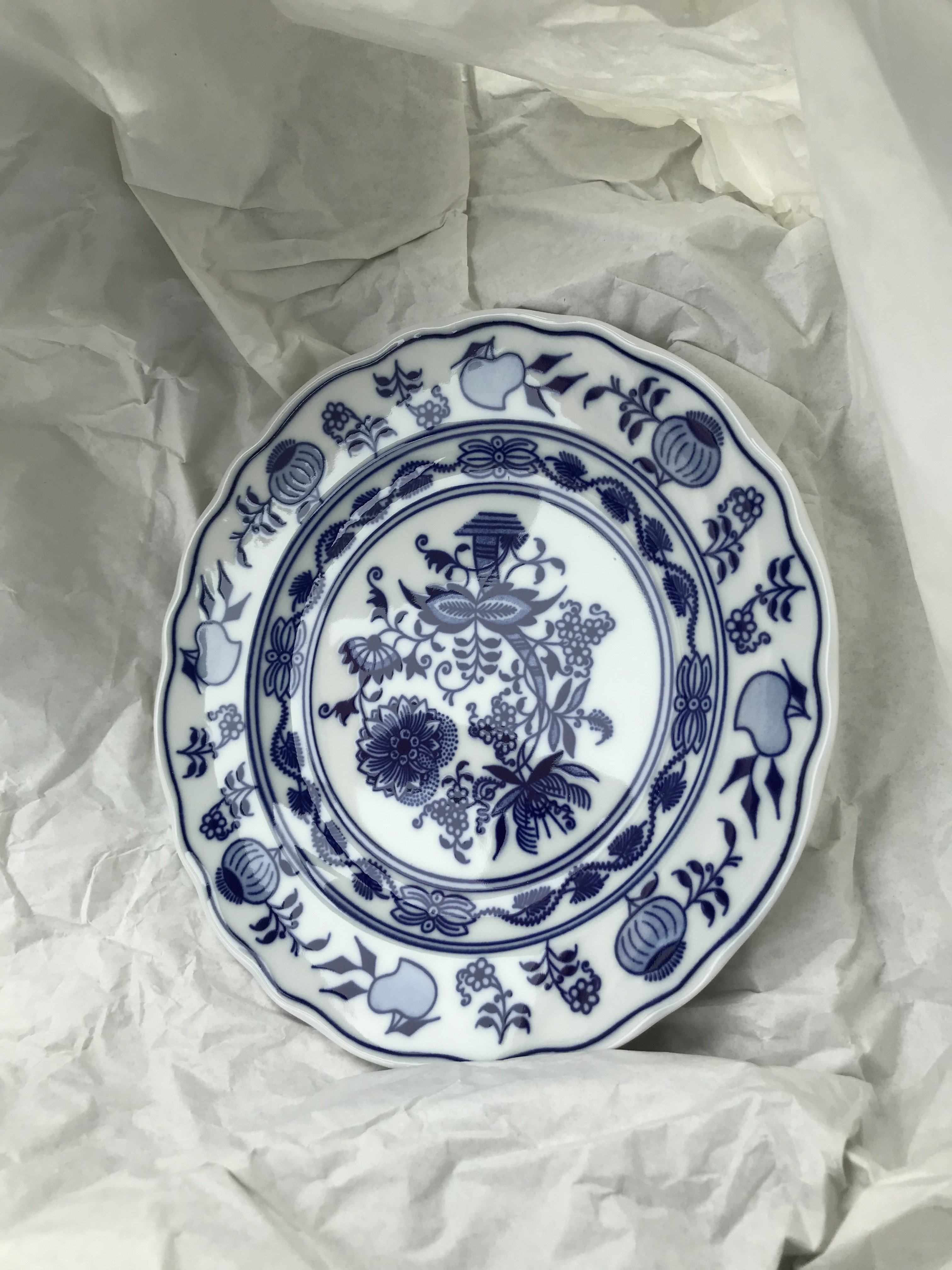 A beautifully crafted 7.5-inch Wall Flat Dessert Plate made of high-quality onion porcelain, featuring traditional European designs.