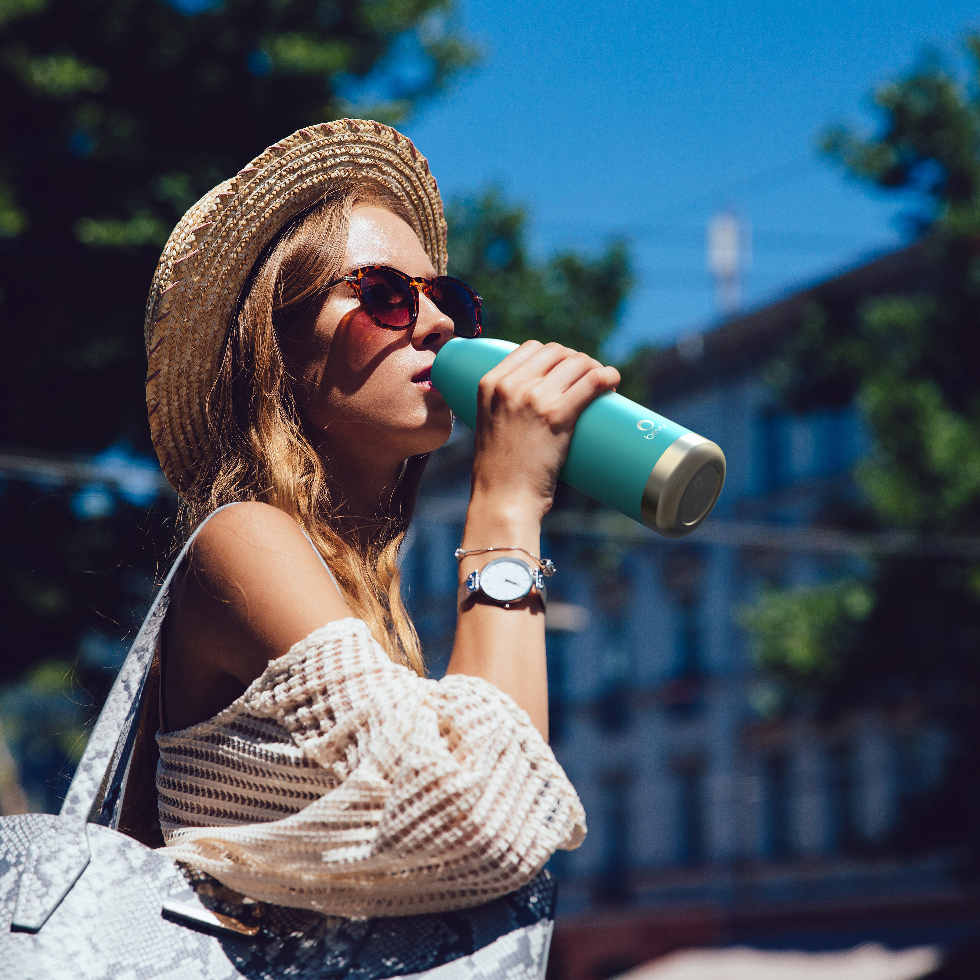 Bevu® Insulated Bottle in Teal color with double vacuum insulation, showcasing its sleek design and comfortable grip.