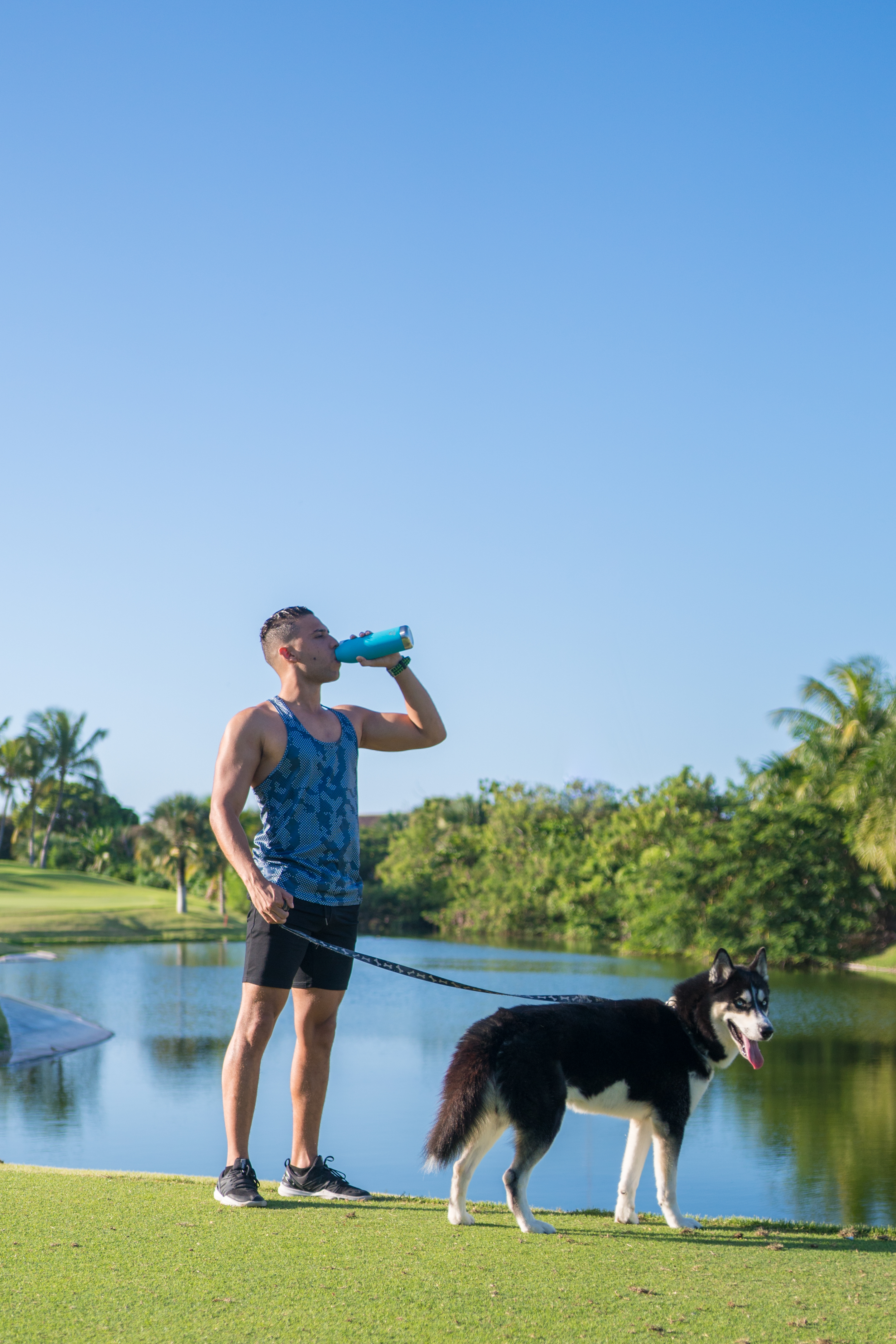 Bevu® Insulated Bottle in Teal color with double vacuum insulation, showcasing its sleek design and comfortable grip.