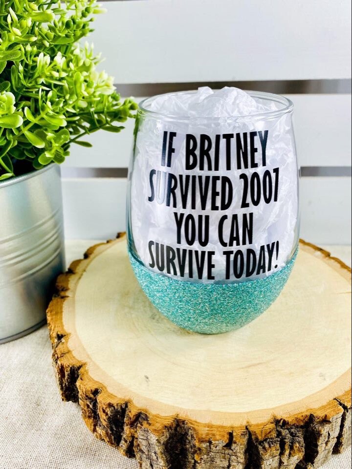 A stylish stemless wine glass featuring a glitter design, perfect for celebrations and gatherings.