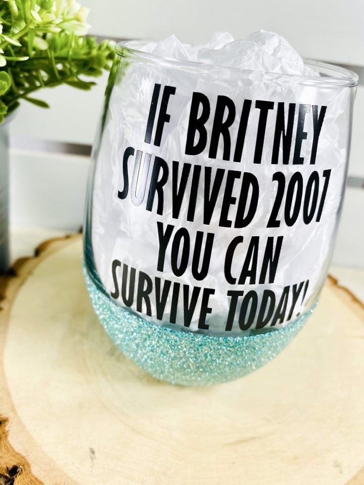 A stylish stemless wine glass featuring a glitter design, perfect for celebrations and gatherings.