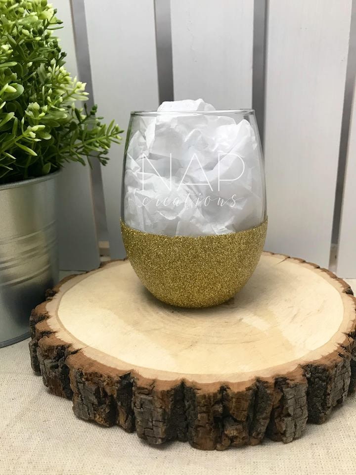 A stylish stemless wine glass with glitter and 'It's My 21st Birthday Bitches' design, perfect for birthday celebrations.
