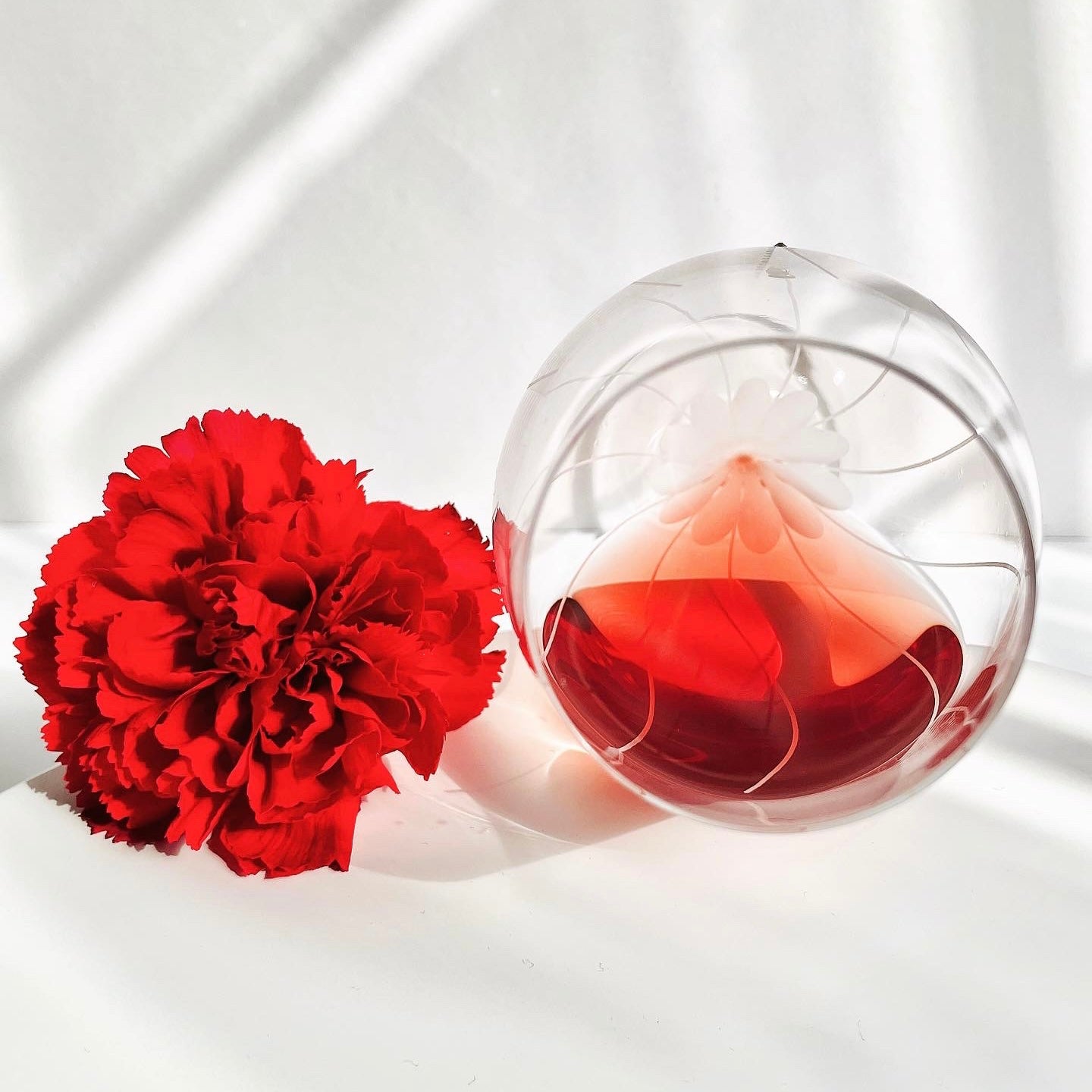 Set of two elegant Lotus Rosé Champagne glasses with a beautiful flower design and Swarovski crystals, presented in a gift box.