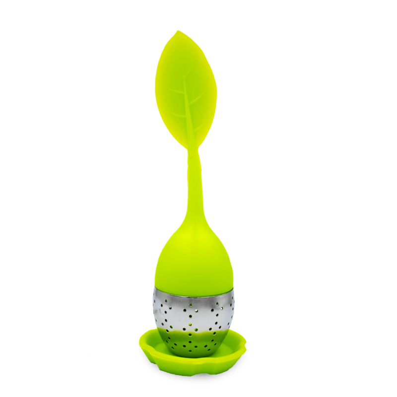 Boule à thé en silicone colorée avec un design moderne, remplie de thé en vrac, posée sur un support.