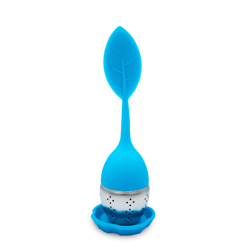 Boule à thé en silicone colorée avec un design moderne, remplie de thé en vrac, posée sur un support.