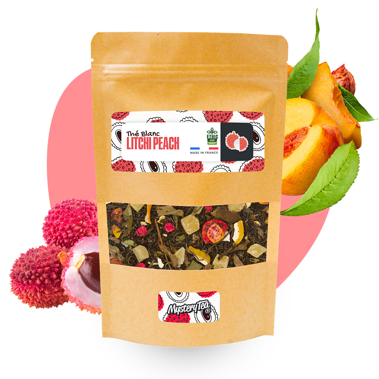 Thé blanc Litchi Peach en tasse, avec des fruits frais et des feuilles de thé en arrière-plan.