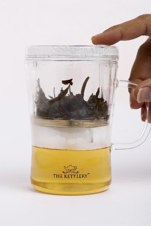 Smart Office Tea Cup made of borosilicate glass with a tea filter, designed for loose leaf tea enthusiasts.