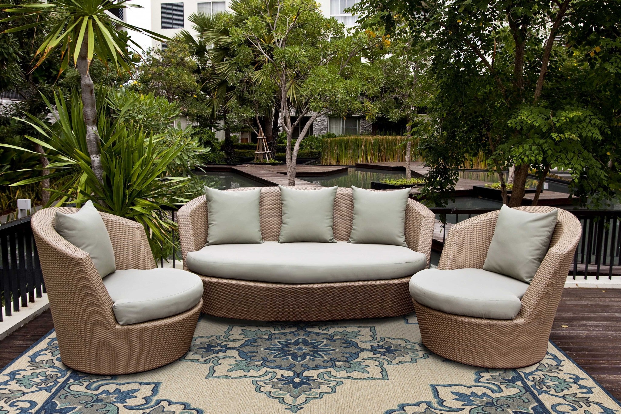 Ivory blue hand hooked floral medallion rug, perfect for indoor and outdoor use, showcasing intricate design and vibrant colors.