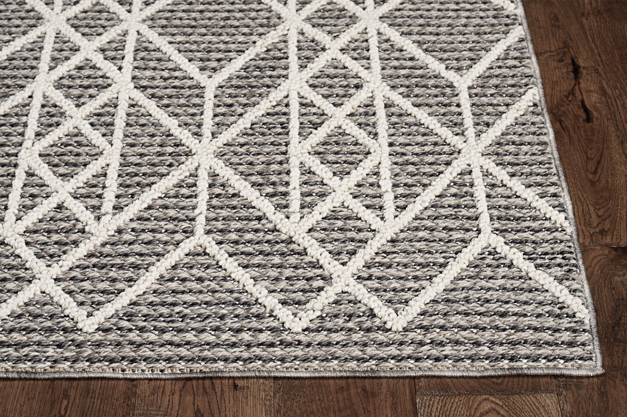 7x9 inches grey machine woven UV treated geometric rug, suitable for indoor and outdoor use, showcasing a modern design.