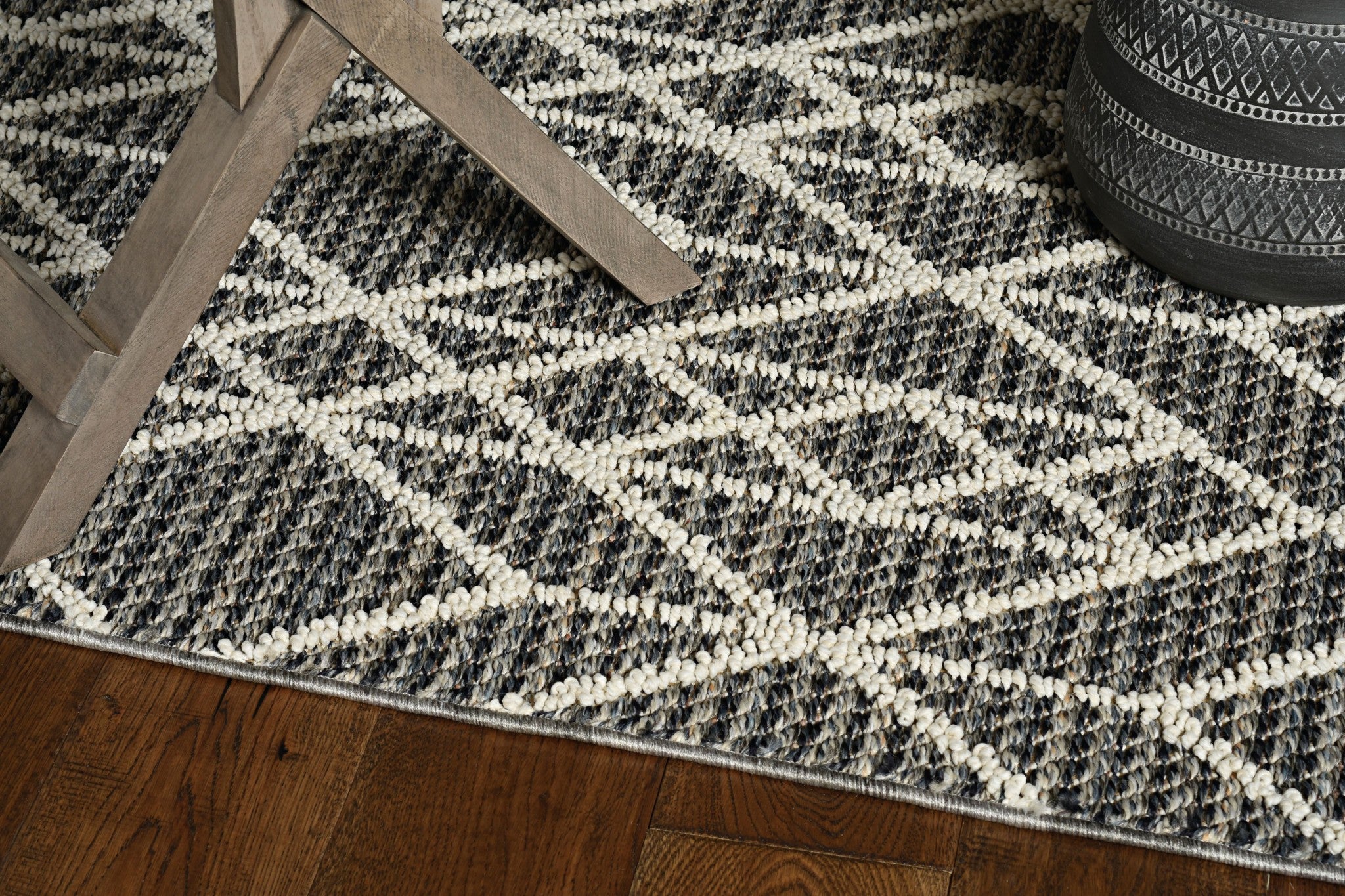 7x9 inches grey machine woven UV treated geometric rug, suitable for indoor and outdoor use, showcasing a modern design.