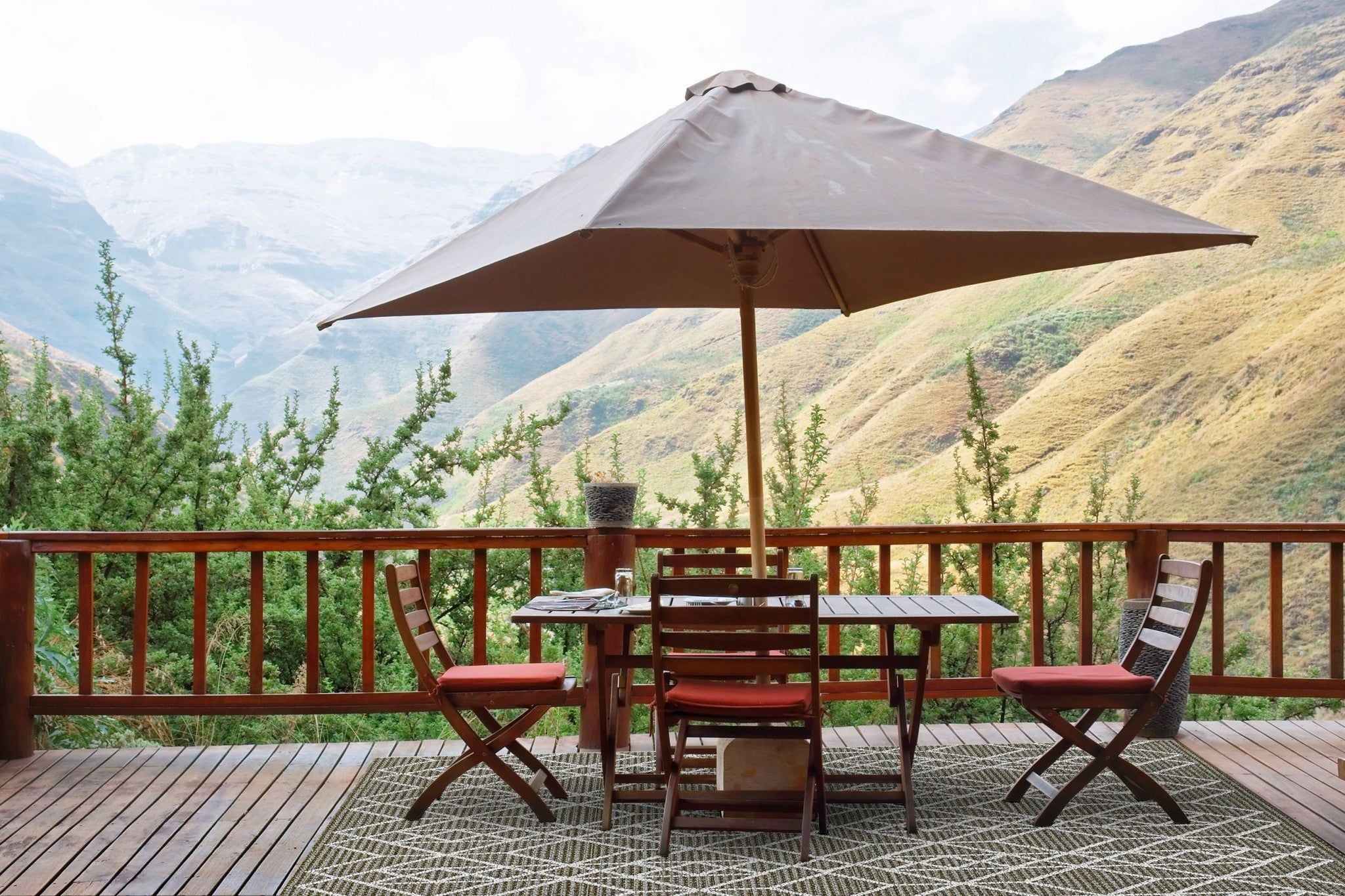 7x9 inches grey machine woven UV treated geometric rug, suitable for indoor and outdoor use, showcasing a modern design.