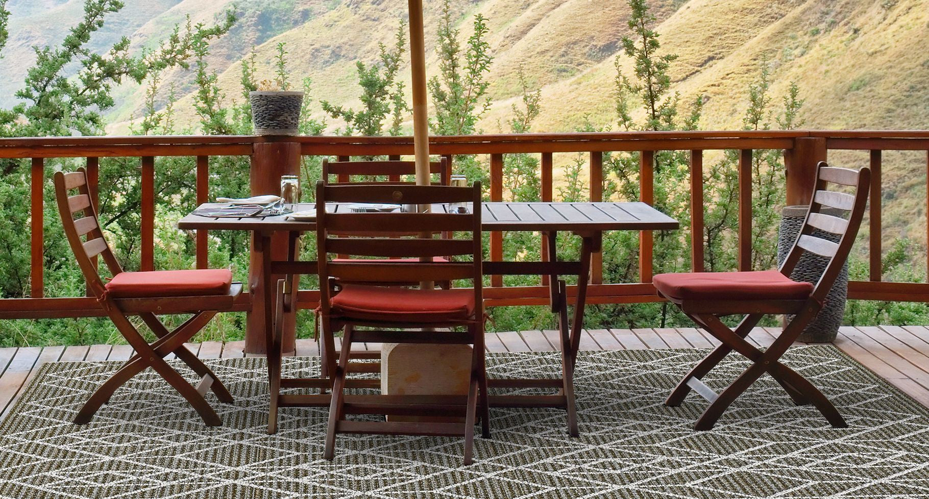 7x9 inches grey machine woven UV treated geometric rug, suitable for indoor and outdoor use, showcasing a modern design.