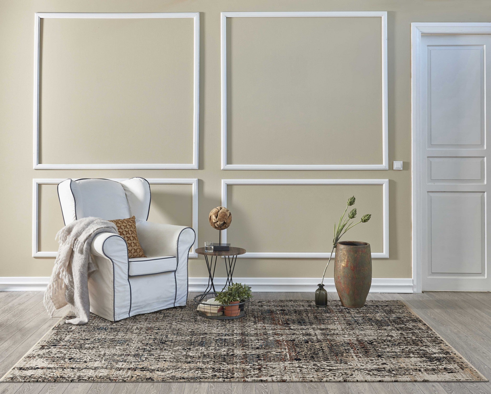 A stylish 94 x 130 grey polyester rug with metallic highlights and fringe, perfect for contemporary living spaces.