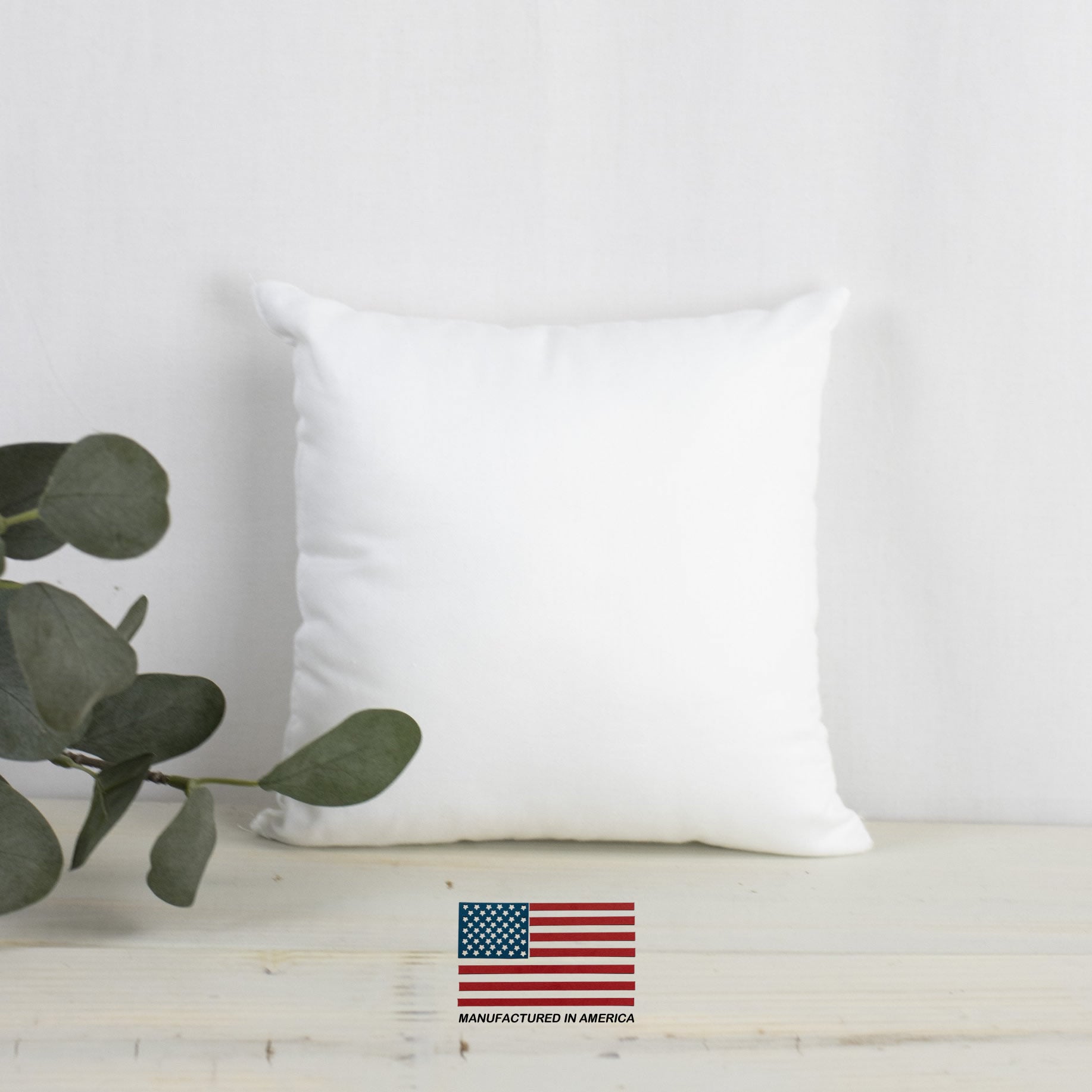 26x26 hypoallergenic polyester pillow insert with a soft, durable woven cotton blend fabric, ideal for indoor and outdoor use.