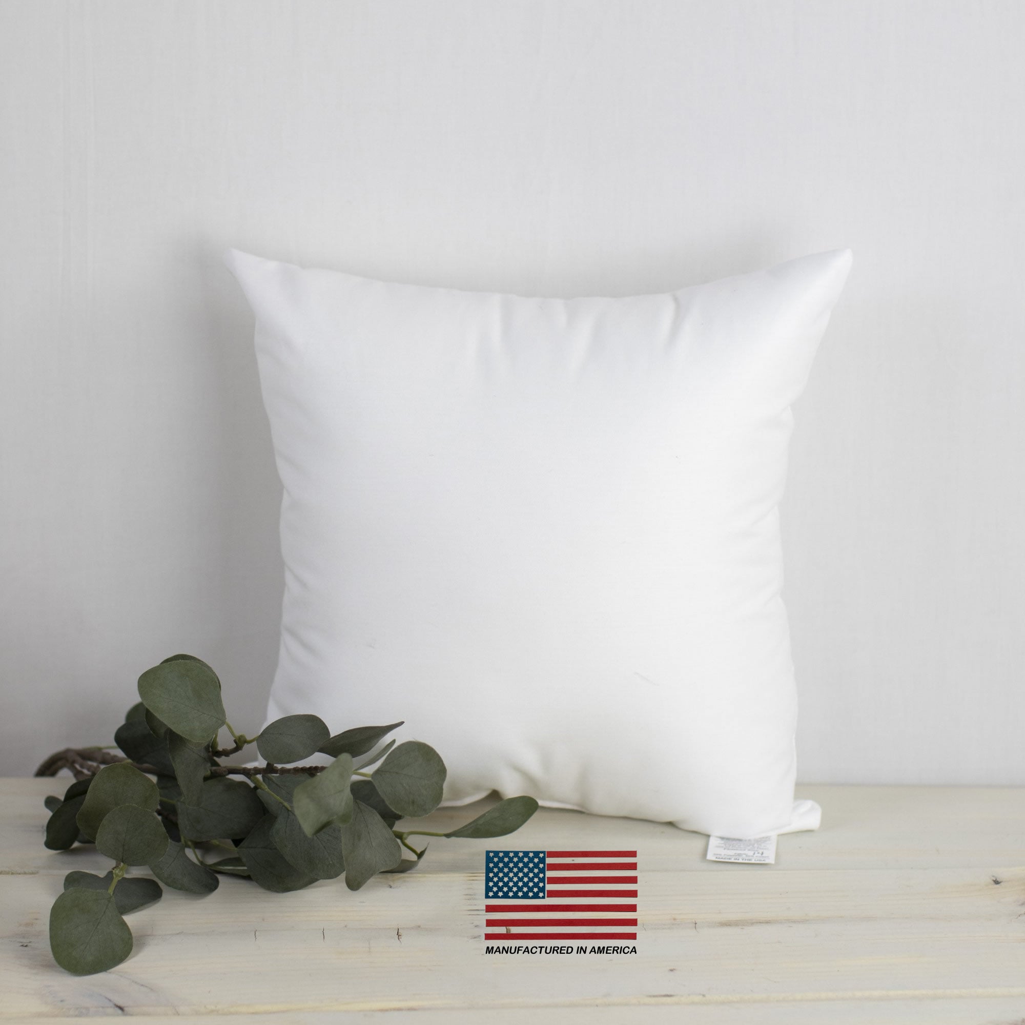 22x22 hypoallergenic polyester pillow insert with a soft, durable woven cotton blend fabric, ideal for indoor and outdoor use.