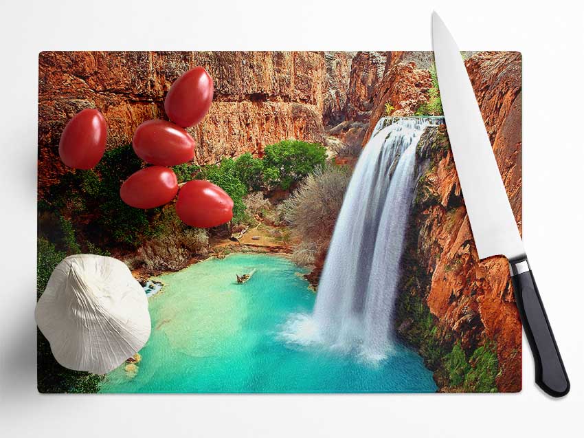 Arizona Waterfalls chopping board made of tempered glass with a chinchilla ripple effect and anti-slip feet.