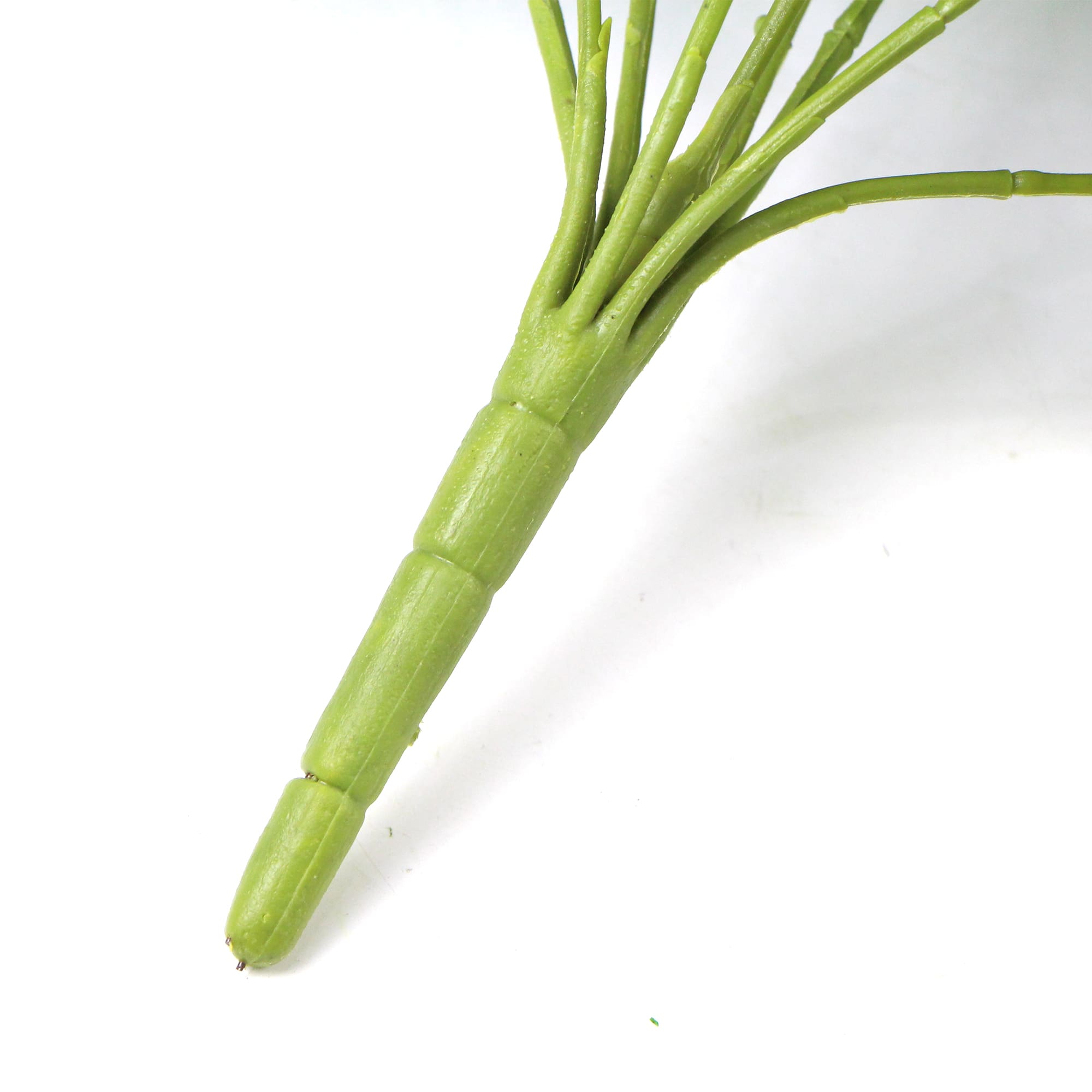 A 90cm long artificial hanging ivy bush with dense, realistic green foliage, ideal for indoor decoration.