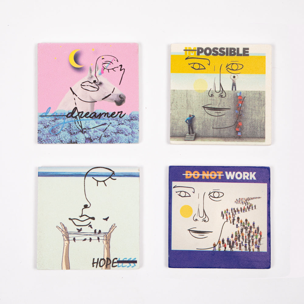 Set von vier Biggdesign Faces Natursteinuntersetzern aus Kalkstein mit bunten Designs und Korkbasis.