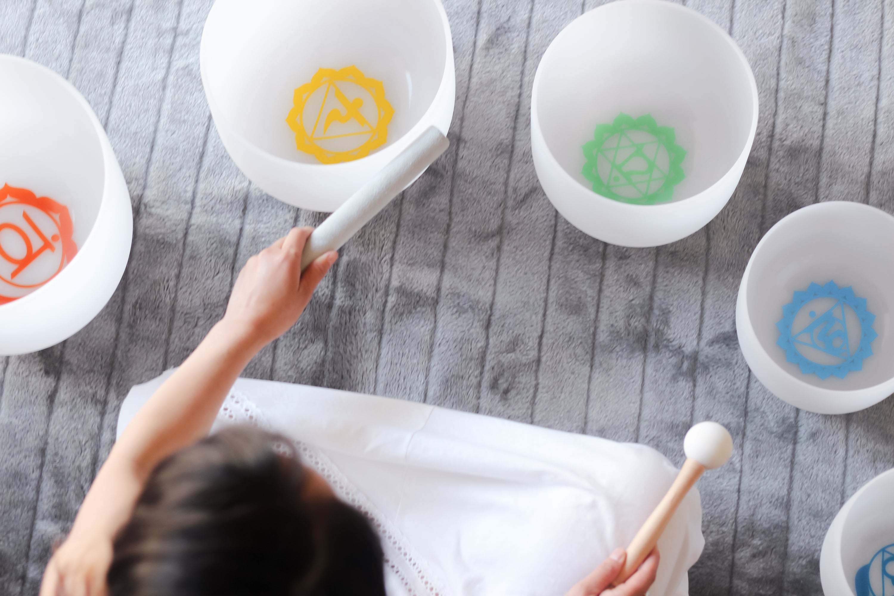 Bol chantant en quartz 'Chakra Plexus Solaire' avec finition lisse, accompagné de maillets et d'une sacoche de transport.