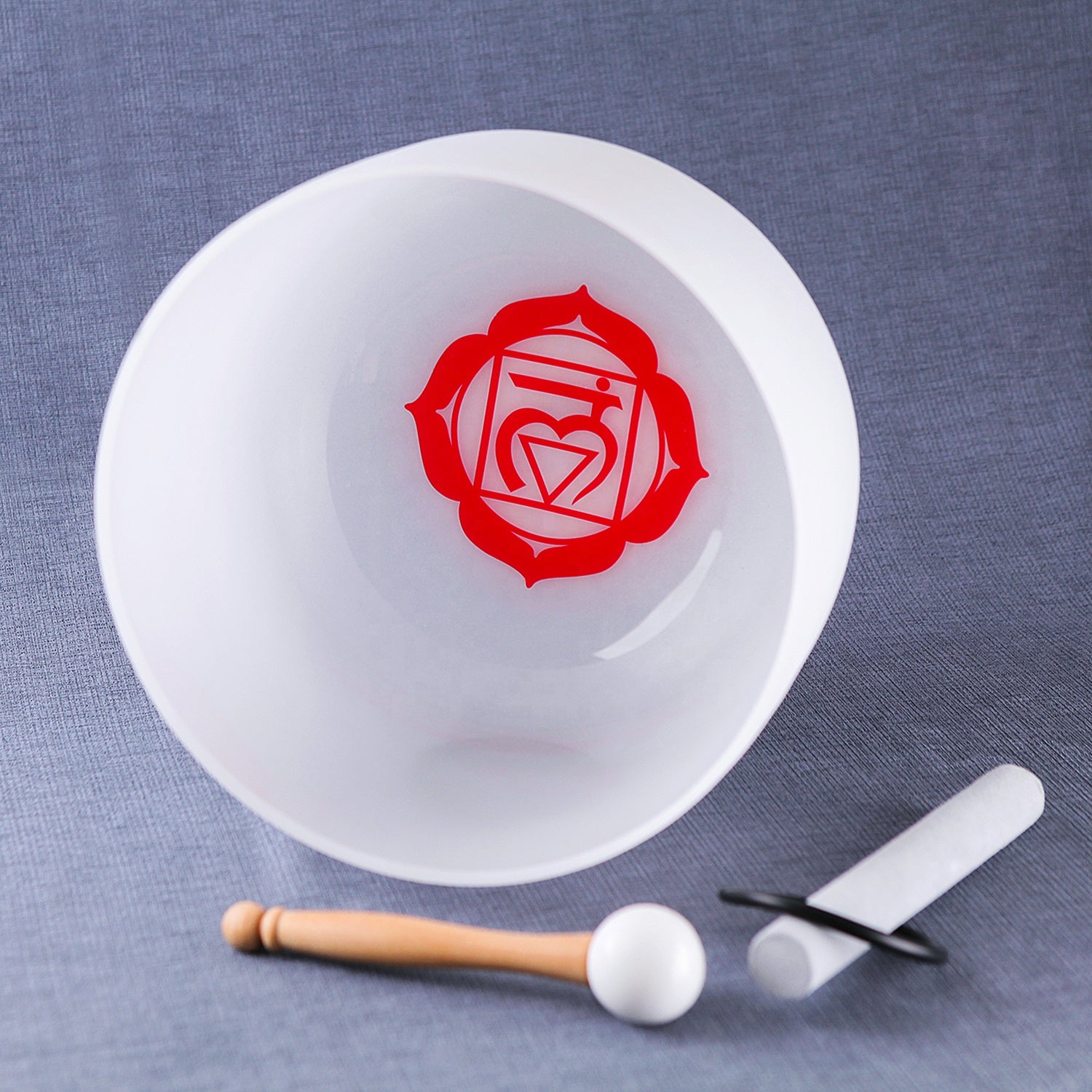 Bol chantant en quartz pur 'Chakra Racine' avec sacoche, maillets et support circulaire, idéal pour harmoniser le chakra racine.