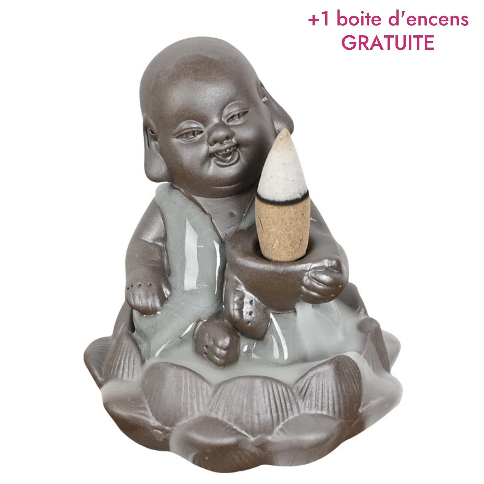 Brûleur d'encens en céramique représentant un petit moine, émettant de la fumée d'encens, créant une ambiance sereine.