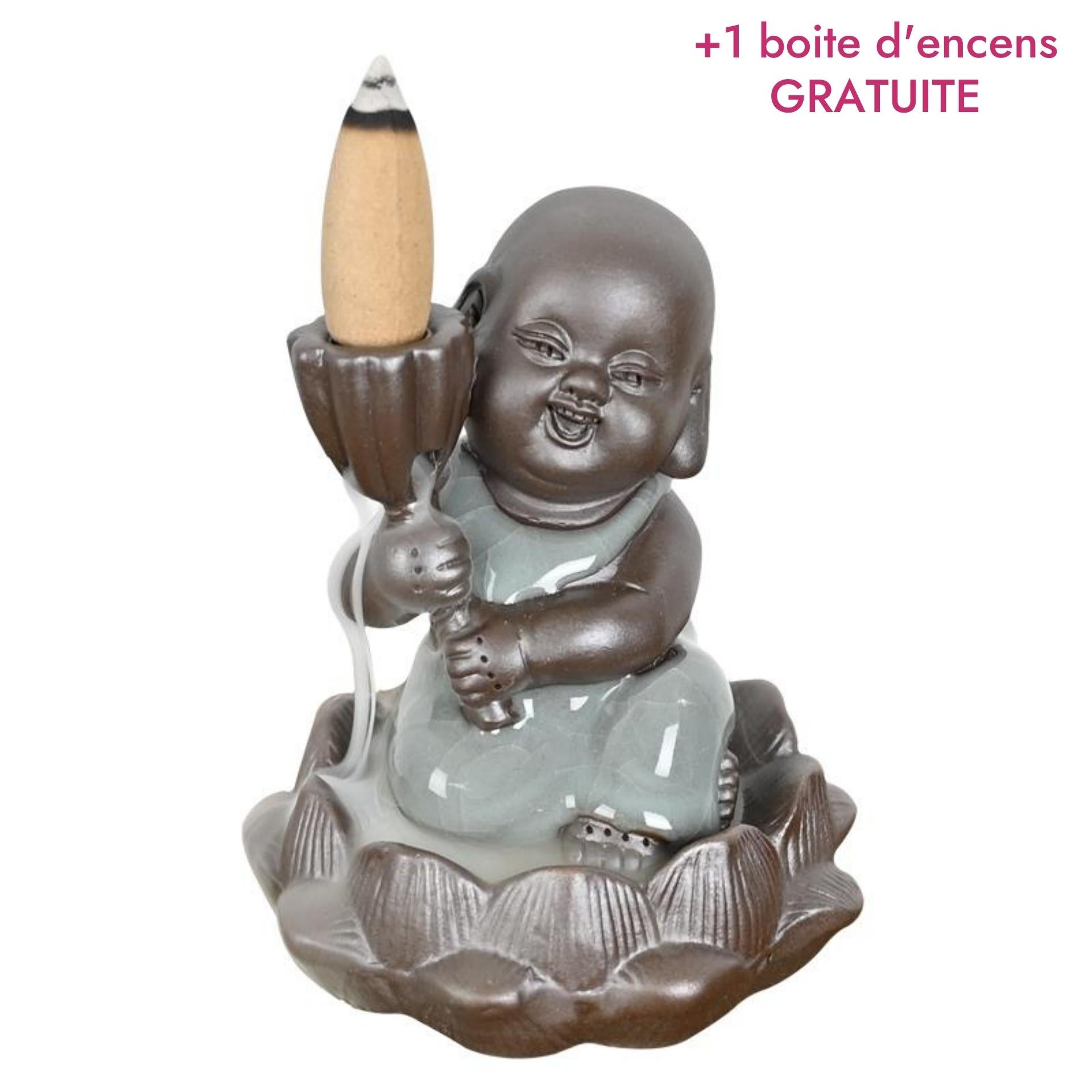 Brûleur d'encens en céramique représentant un petit moine joyeux tenant une fleur, assis sur un lotus, symbole de croissance spirituelle.