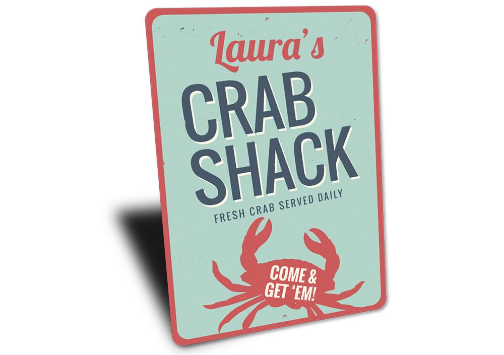 A decorative Crab Come & Get Em Sign made of aluminum, featuring a vibrant design perfect for beach-themed decor.
