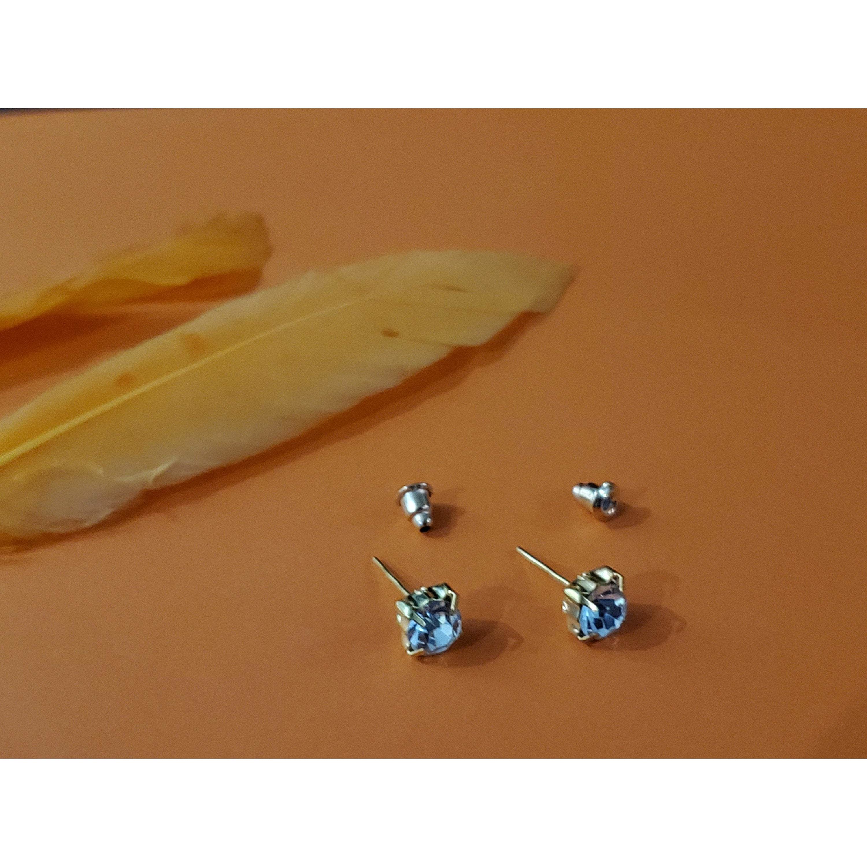 Elegant single crystal stone golden stud earring featuring a white crystal set in a gold plated base, perfect for women and girls.