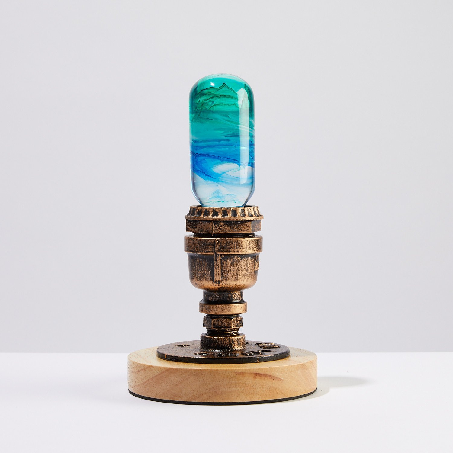 EP LIGHT - Prairie LED bulb with mixed colors and handcrafted design, made from eco-friendly resin and beech wood.