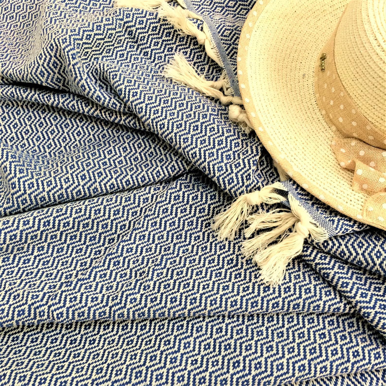 Handgewebte Decke 'Marmaris' aus 100% Bio-Baumwolle, 260 x 200 cm, in sanften Farben mit einzigartigem Muster.